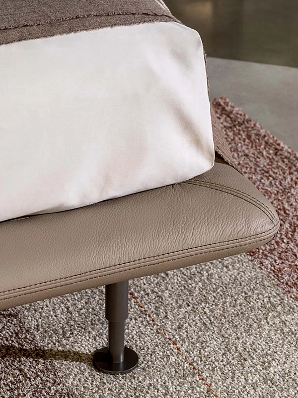 Letto matrimoniale in pelle con testata imbottita Flou Baia fabbrica Flou dall'Italia. Foto №8