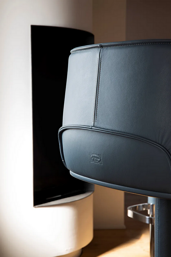 Sgabello in pelle alta regolabile con alzata a gas Archibald POLTRONA FRAU fabbrica POLTRONA FRAU dall'Italia. Foto №8