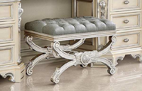 Camera da letto classica ampia con finitura argento avorio e rivestimento in tessuto grigio fabbrica MODENESE GASTONE dall'Italia. Foto №2
