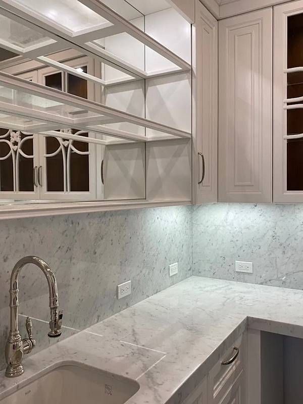 Cucina su misura in legno massello con isola e maniglie Martini Interiors Bakersfield fabbrica MARTINI INTERIORS dall'Italia. Foto №4