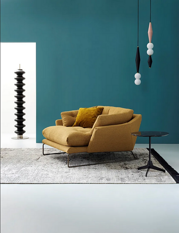 Divano a tre posti con base a slitta in tessuto Saba New York Suite fabbrica SABA dall'Italia. Foto №6