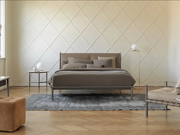 Letto matrimoniale con testata imbottita in tessuto IKO Flou fabbrica Flou dall'Italia. Foto №5