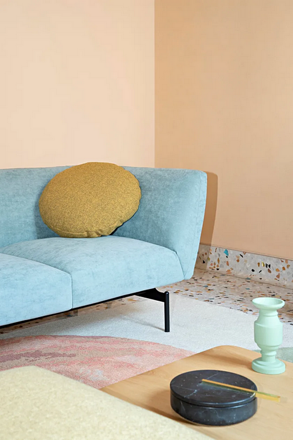 Divano angolare in tessuto con schienale imbottito Saba Rendez Vous fabbrica SABA dall'Italia. Foto №4