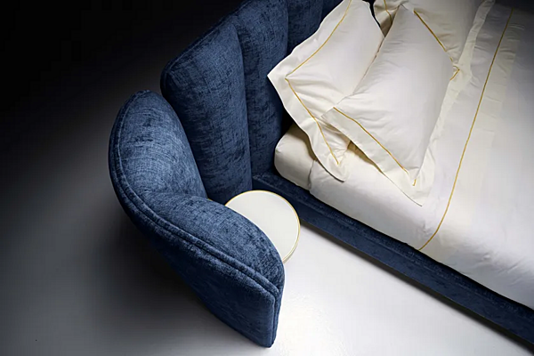 Letto matrimoniale con pannello imbottito e comodini integrati IBISCO PLUS Black Tie fabbrica Black Tie dall'Italia. Foto №3