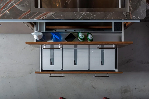 Cucina personalizzata in eucalipto con maniglie e penisola Essenza Numero 5 Martini Interiors fabbrica MARTINI INTERIORS dall'Italia. Foto №13