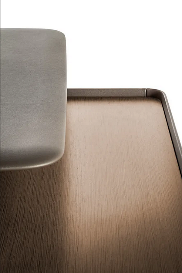 Scrivania esecutiva rettangolare in pelle conciata con ripiani POLTRONA FRAU TRUST 5644711 5644711 fabbrica POLTRONA FRAU dall'Italia. Foto №3