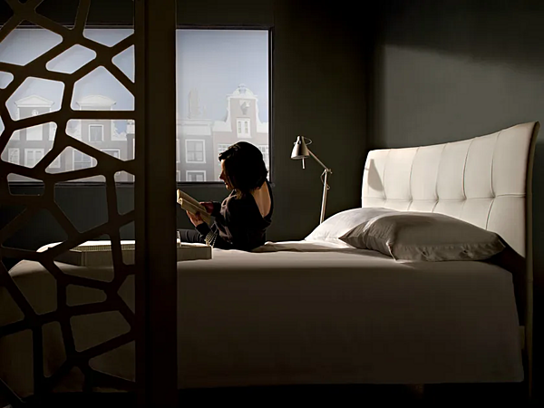 Letto matrimoniale con testata imbottita in pelle POLTRONA FRAU AURORA DUE fabbrica POLTRONA FRAU dall'Italia. Foto №8