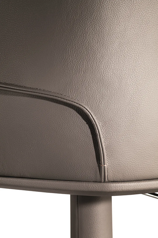 Sgabello in pelle alta regolabile con alzata a gas Archibald POLTRONA FRAU fabbrica POLTRONA FRAU dall'Italia. Foto №9