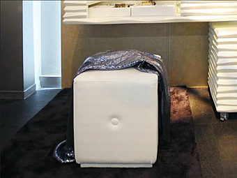 Pouf in eco-pelle Ebon CORTEZARI 635