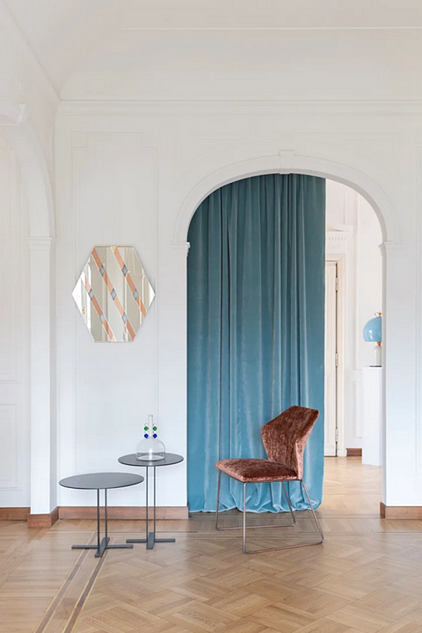 Poltrona con base a slitta in tessuto imbottito Saba New York fabbrica SABA dall'Italia. Foto №5