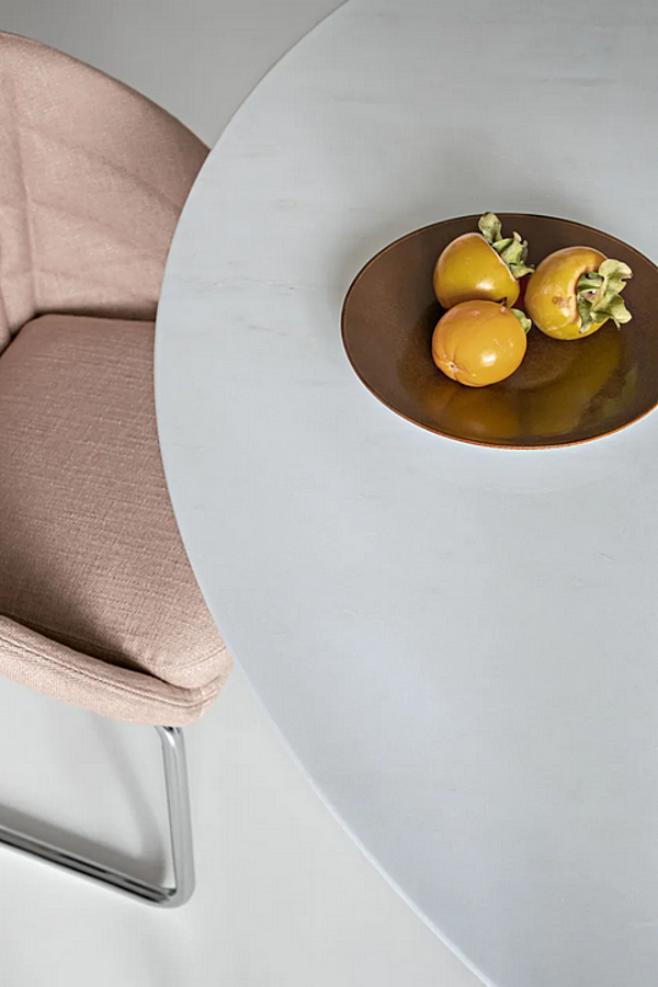 Tavolo rotondo con base in poliuretano e piano in marmo Teatro Magico Saba fabbrica SABA dall'Italia. Foto №6