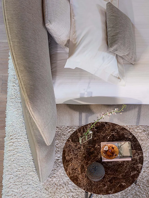 Letto matrimoniale in tessuto con testata imbottita Yuna Flou fabbrica Flou dall'Italia. Foto №4