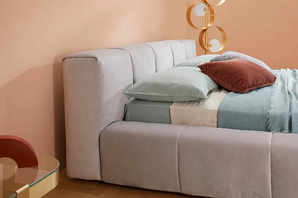 Letto matrimoniale con contenitore in tessuto imbottito Saba Pixel Box Large fabbrica SABA dall'Italia. Foto №4