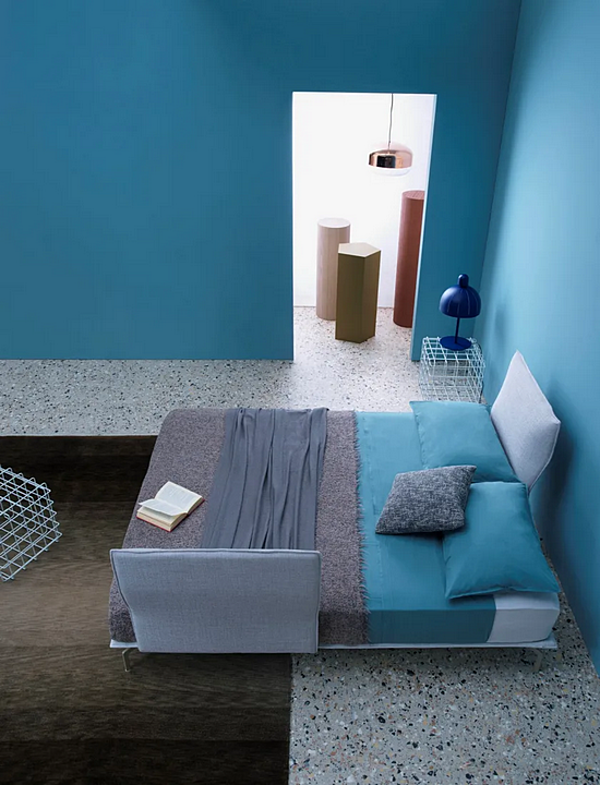 Letto matrimoniale in tessuto con testiera imbottita Saba Avant Apres fabbrica SABA dall'Italia. Foto №4