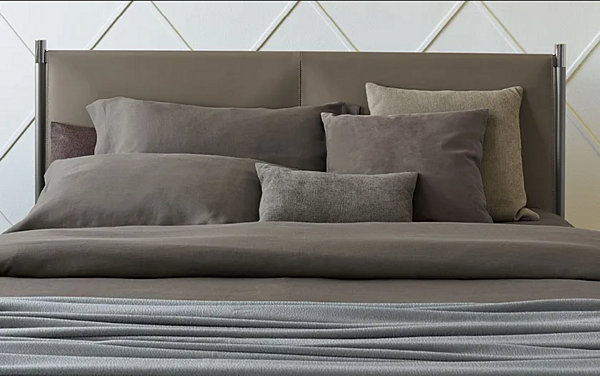 Letto matrimoniale con testata imbottita in tessuto IKO Flou fabbrica Flou dall'Italia. Foto №7