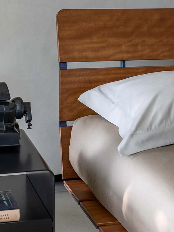 Letto matrimoniale con testata imbottita in tessuto Flou Tadao fabbrica Flou dall'Italia. Foto №4