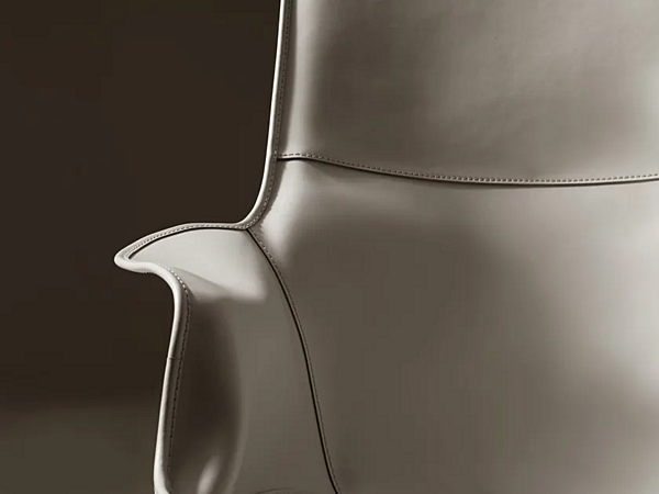 Poltrona in pelle conciata con poggiatesta Mobius GIORGETTI fabbrica GIORGETTI dall'Italia. Foto №4