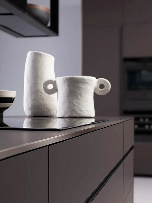 Cucina in laminato con isola senza maniglie Riciclantica Outline cioccolato VALCUCINE fabbrica VALCUCINE dall'Italia. Foto №5