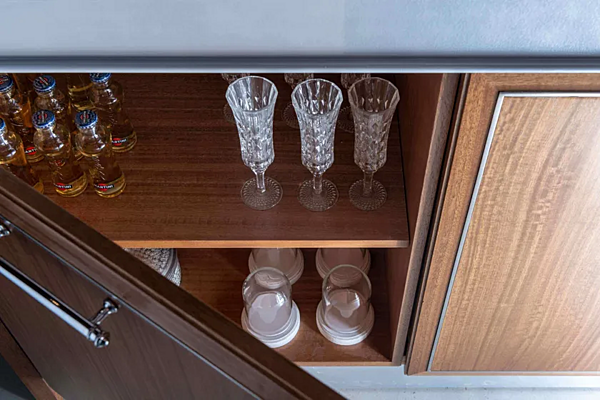 Cucina personalizzata in eucalipto con maniglie e penisola Essenza Numero 5 Martini Interiors fabbrica MARTINI INTERIORS dall'Italia. Foto №12
