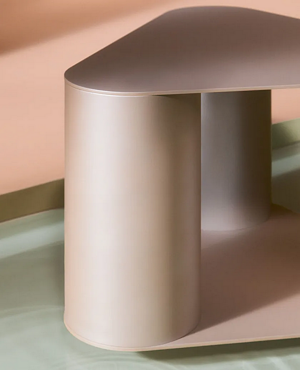 Tavolino da caffè triangolare in metallo Saba Tres fabbrica SABA dall'Italia. Foto №10