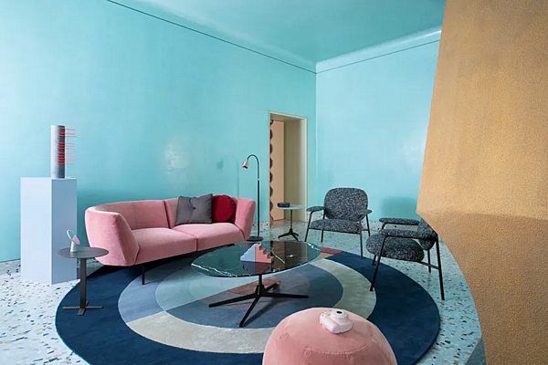 Divano angolare in tessuto con schienale imbottito Saba Rendez Vous fabbrica SABA dall'Italia. Foto №11