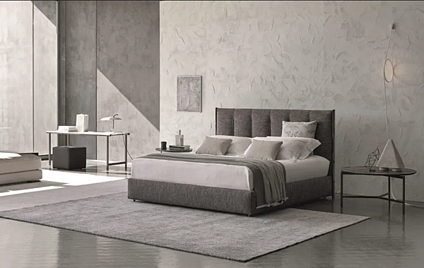 Letto matrimoniale con testata alta in tessuto Koi Flou fabbrica Flou dall'Italia. Foto №12