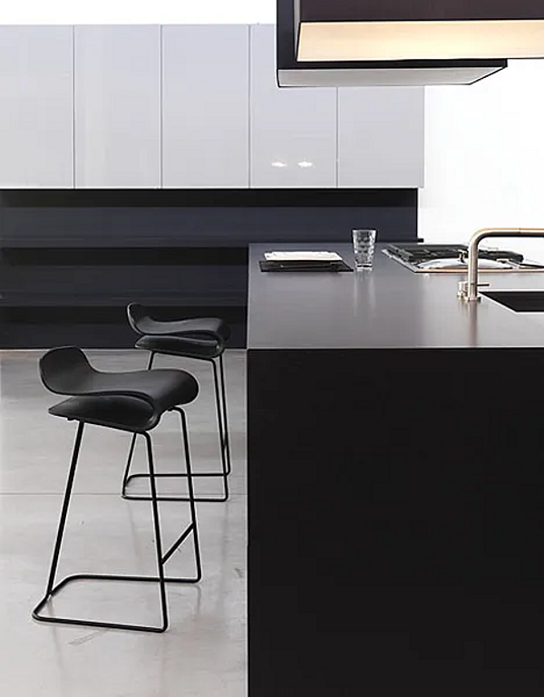 Sgabello in materiale sintetico con base a slitta Kristalia BCN fabbrica Kristalia dall'Italia. Foto №4