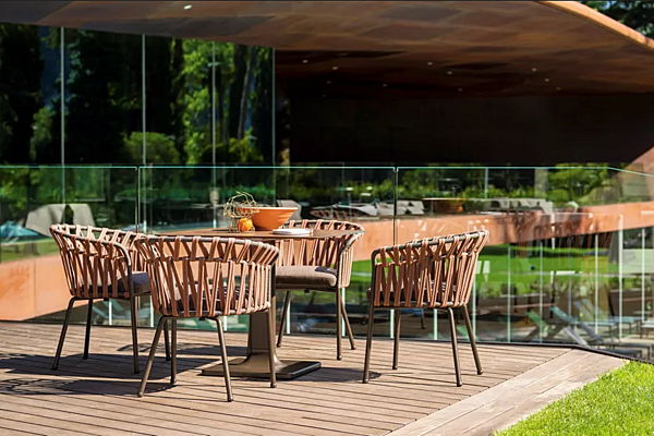 Sedia da giardino in alluminio verniciato a polvere con braccioli Emma Cross VARASCHIN 24810/24811, 24810L/24811L fabbrica VARASCHIN dall'Italia. Foto №4