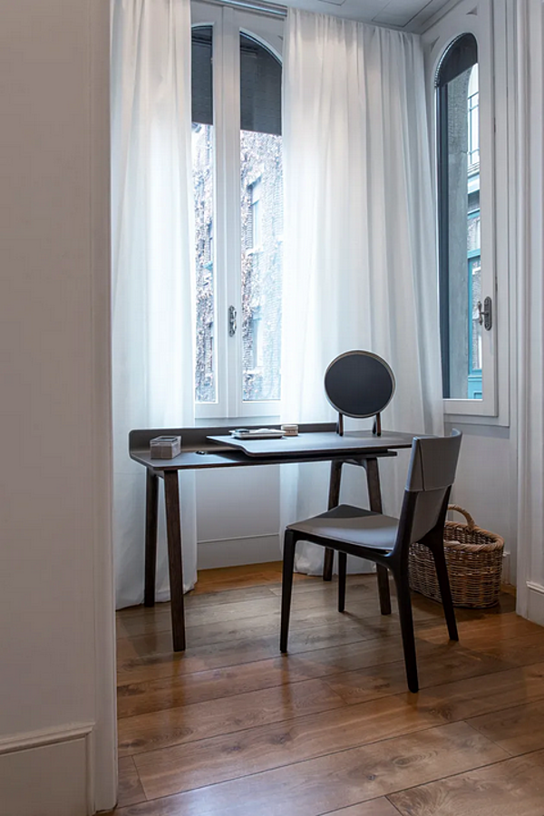 Scrivania segretaria in legno massello con piano in pelle POLTRONA FRAU IREN fabbrica POLTRONA FRAU dall'Italia. Foto №3