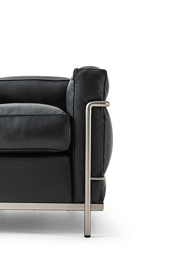 Poltrona con braccioli in tessuto CASSINA Fauteuil Grand Confort Petit Modèle D 002 fabbrica CASSINA dall'Italia. Foto №7