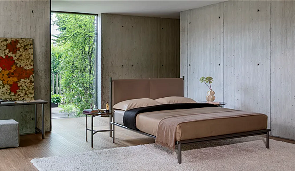 Letto matrimoniale con testata imbottita in tessuto IKO Flou fabbrica Flou dall'Italia. Foto №2