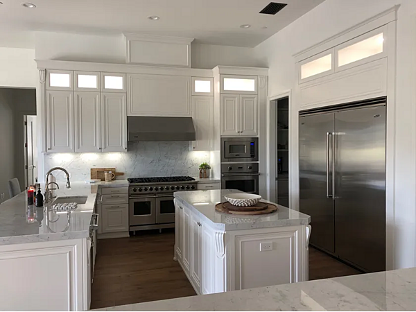 Cucina su misura in legno massello con isola e maniglie Martini Interiors Bakersfield fabbrica MARTINI INTERIORS dall'Italia. Foto №1