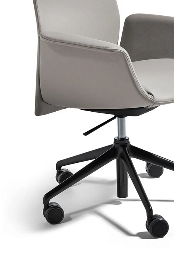 Poltrona girevole in pelle con base a 5 razze e braccioli Downtown Conference Poltrona Frau fabbrica POLTRONA FRAU dall'Italia. Foto №2