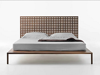 Letto matrimoniale in legno con testiera imbottita Twine Casamania & Horm fabbrica Casamania & HORM dall'Italia