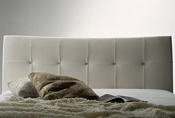 Letto matrimoniale con testata imbottita in pelle POLTRONA FRAU AURORA DUE fabbrica POLTRONA FRAU dall'Italia. Foto №5