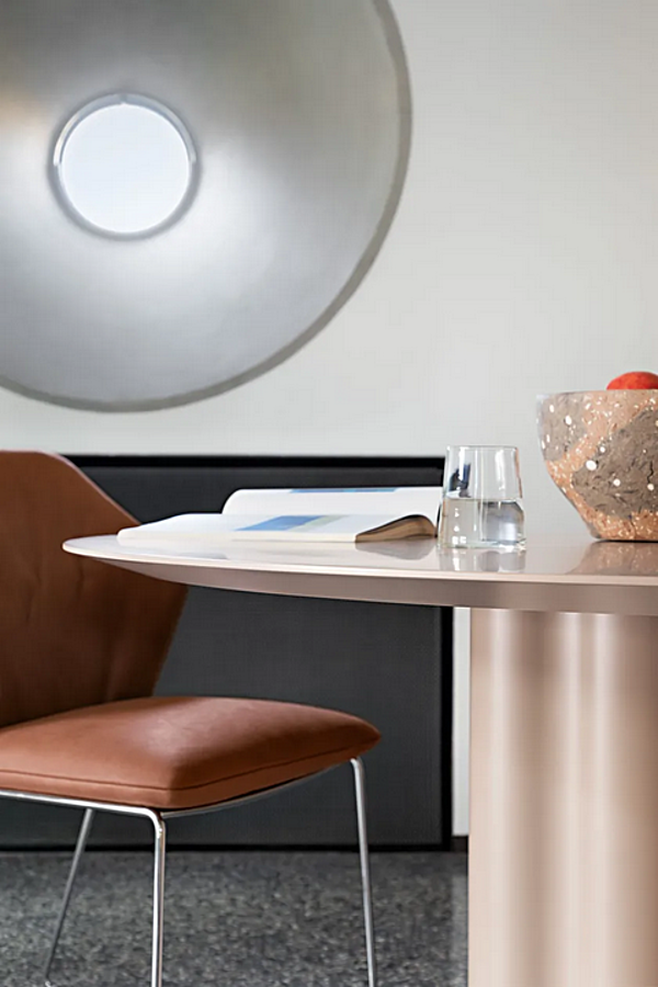 Tavolo rotondo con base in poliuretano e piano in MDF lucido Teatro Magico Saba fabbrica SABA dall'Italia. Foto №4