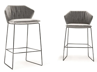 Sgabello in tessuto con base a slitta e poggiapiedi Saba collezione New York