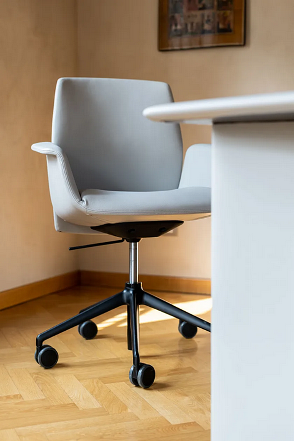 Poltrona girevole in pelle con base a 5 razze e braccioli Downtown Conference Poltrona Frau fabbrica POLTRONA FRAU dall'Italia. Foto №5