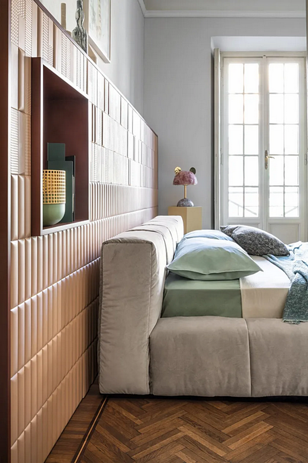 Letto matrimoniale con contenitore in tessuto imbottito Saba Pixel Box Large fabbrica SABA dall'Italia. Foto №7