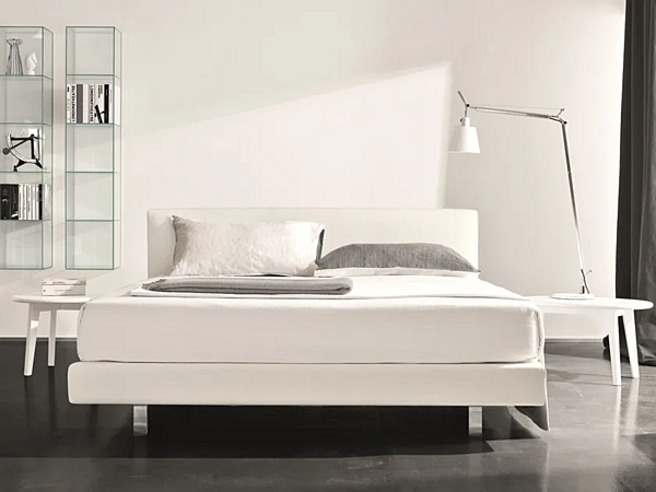 Letto matrimoniale con testiera imbottita in tessuto Duomo Design Mono Basic fabbrica Duomo Design dall'Italia. Foto №1