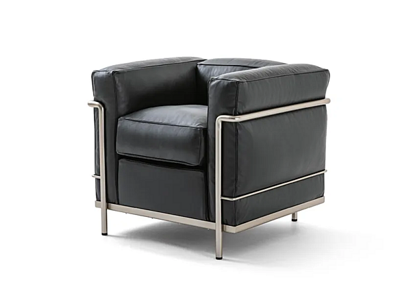 Poltrona con braccioli in tessuto CASSINA Fauteuil Grand Confort Petit Modèle D 002 fabbrica CASSINA dall'Italia. Foto №1
