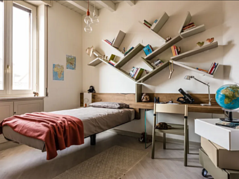 Libreria galleggiante per bambini in legno LAGO Young Diagolinea 0283 fabbrica LAGO dall'Italia