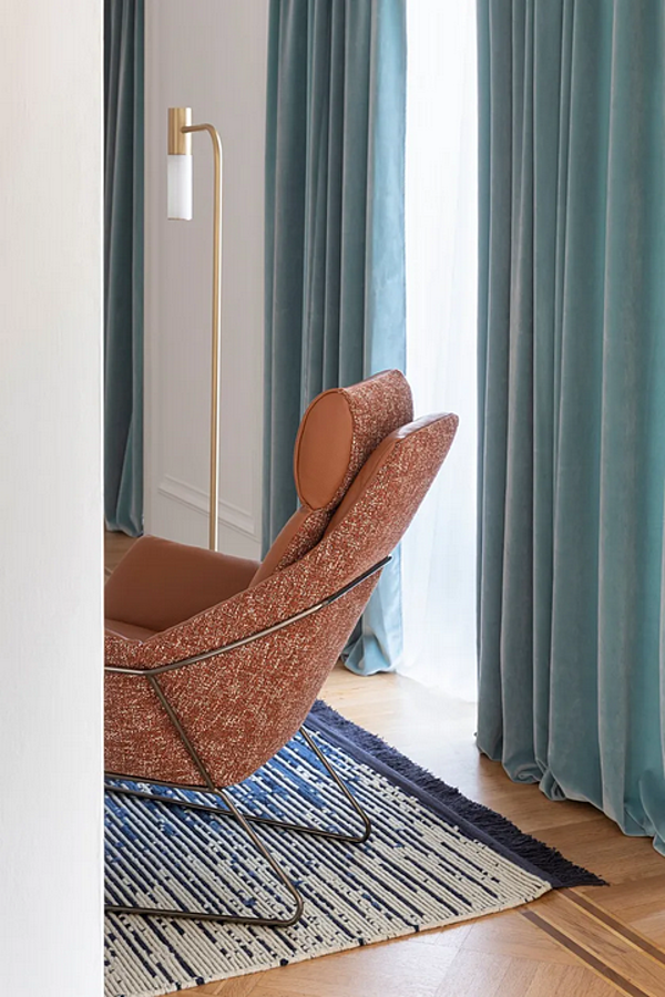 Poltrona bergère con schienale alto in tessuto Saba New York fabbrica SABA dall'Italia. Foto №4