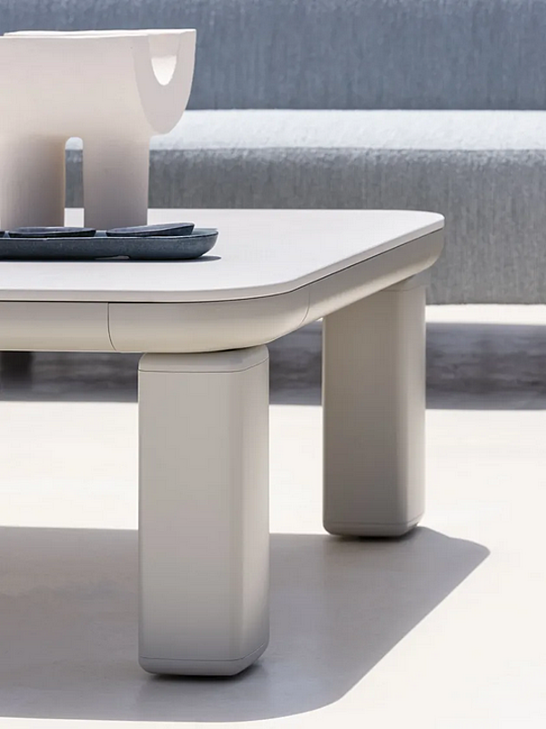 Tavolino da caffè da giardino in alluminio con piano in ceramica o HPL personalizzato VARASCHIN fabbrica VARASCHIN dall'Italia. Foto №3