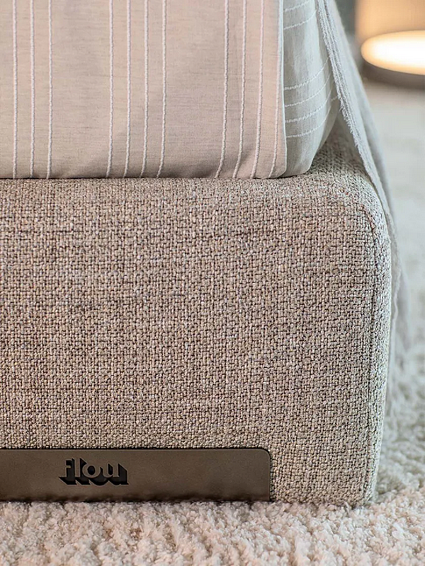 Letto matrimoniale con testata imbottita in tessuto Flou Atelierm fabbrica Flou dall'Italia. Foto №13